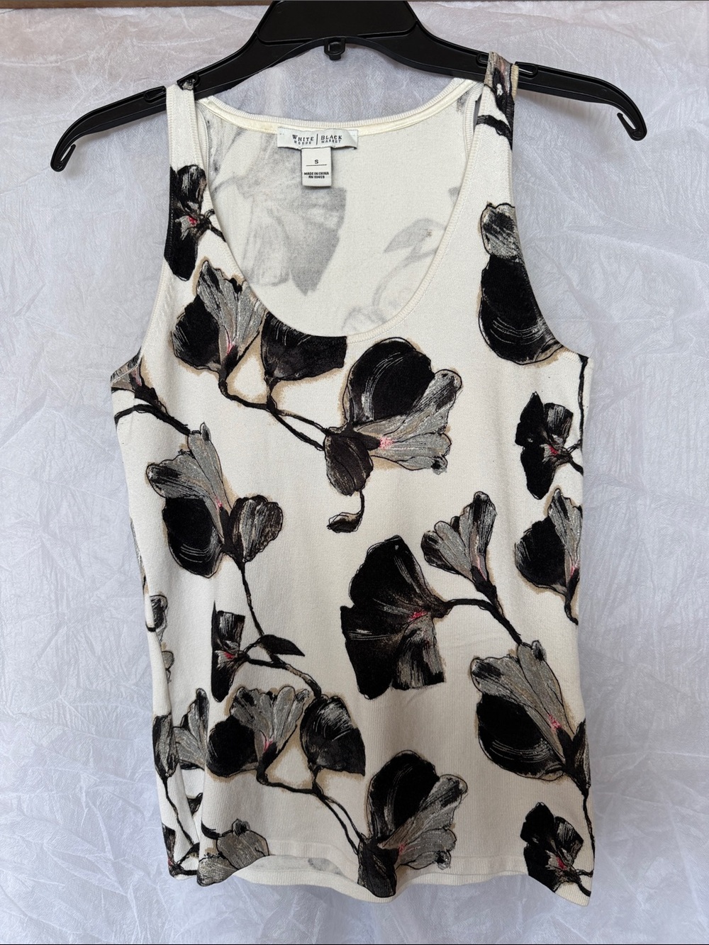 White House Black Market Black & White Floral Scoop Tank